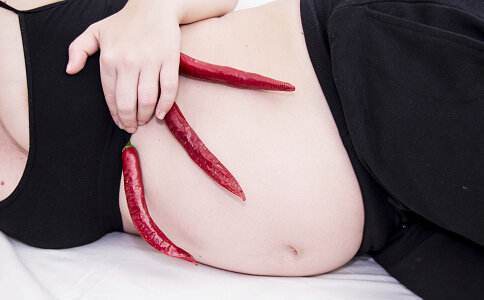 怀孕后喜欢吃辣的吃凉的,孕妇吃辣子太辣了会不会辣到宝宝