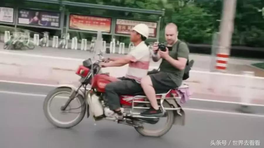 老外逛华强北组装苹果手机,外国人华强北组装苹果