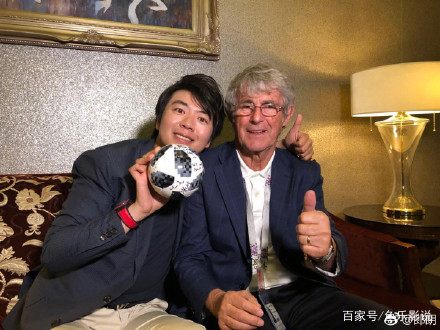 郎朗现身世界杯求偶遇，郎朗瘦了米卢老了，郎朗的坐姿引争议！