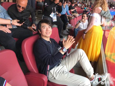 郎朗现身世界杯求偶遇，郎朗瘦了米卢老了，郎朗的坐姿引争议！