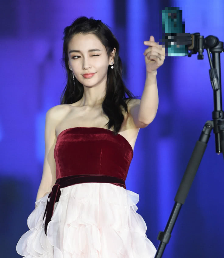 Baby出席活动,穿洋装玩cosplay直播,不知道黄晓明喜欢哪一款