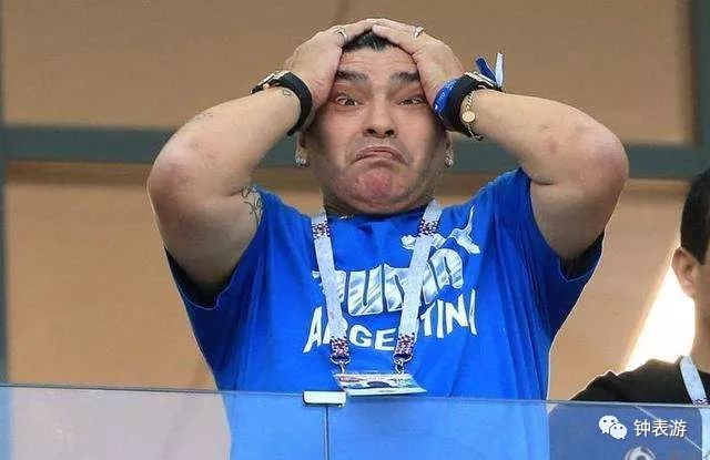 世界杯运动员戴什么表,世界杯裁判带领球员入场