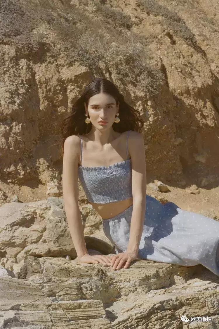 上身短白t恤下身怎么配好看,上身短下身长衣服穿搭