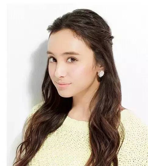 烫发后怎样扎头发好看,短烫发没有刘海怎么半扎头发好看