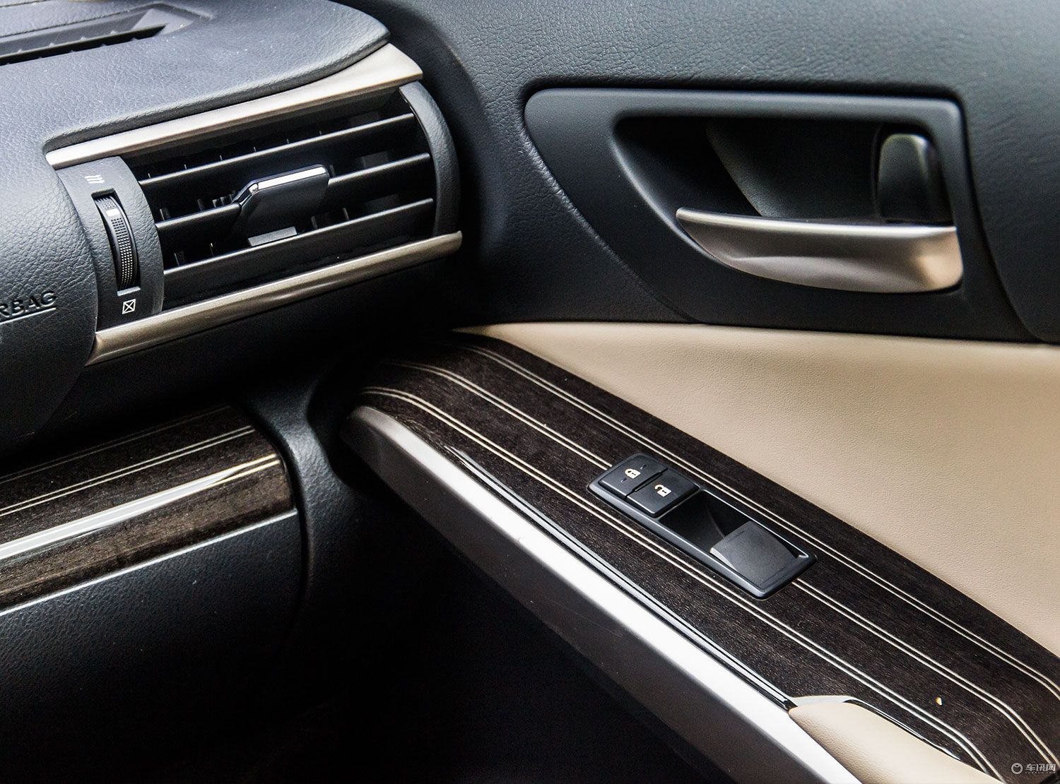 这款高颜值轿车不只男人喜欢女孩看了也瞬间心动实拍雷克萨斯IS