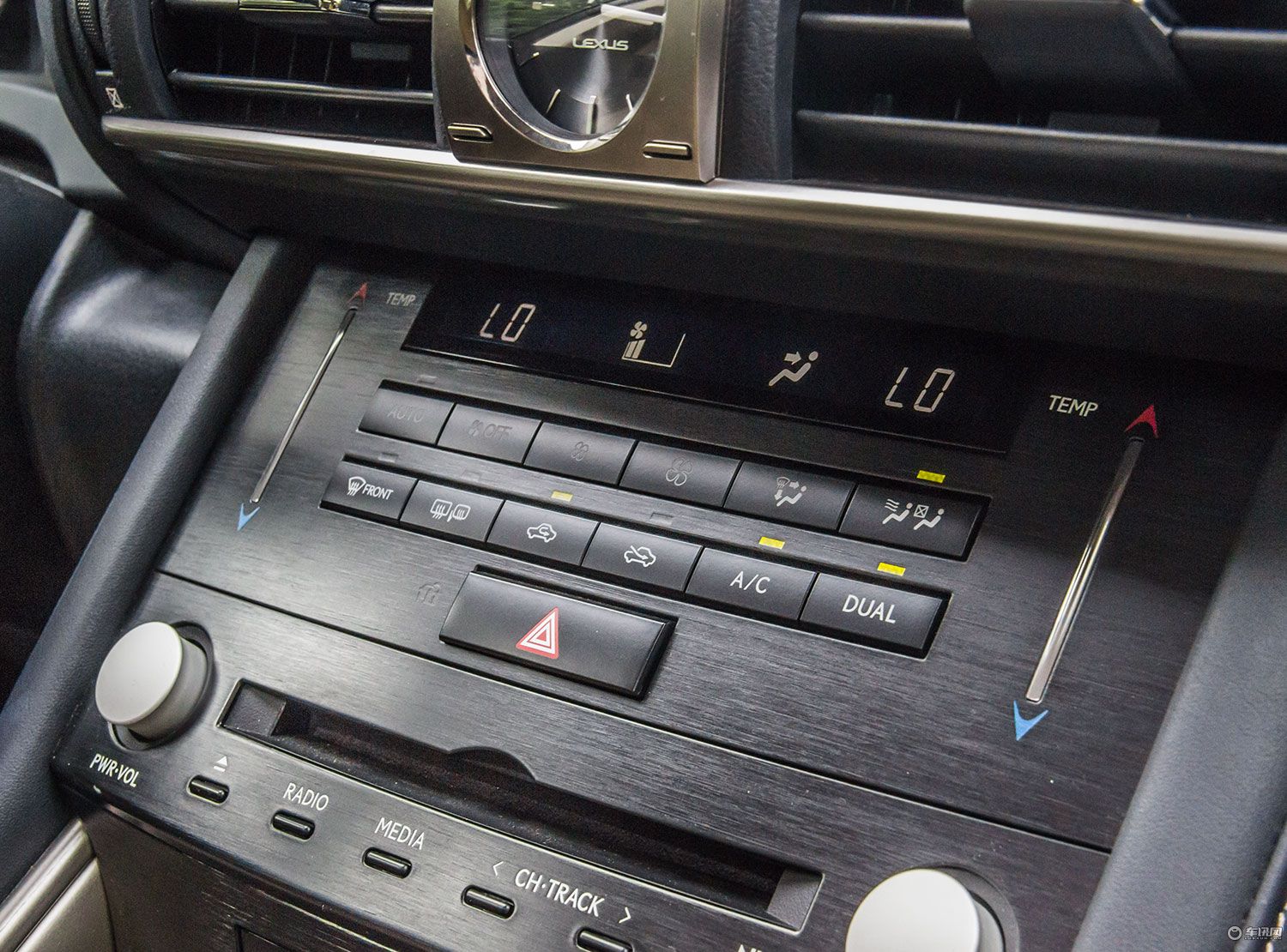 这款高颜值轿车不只男人喜欢女孩看了也瞬间心动实拍雷克萨斯IS