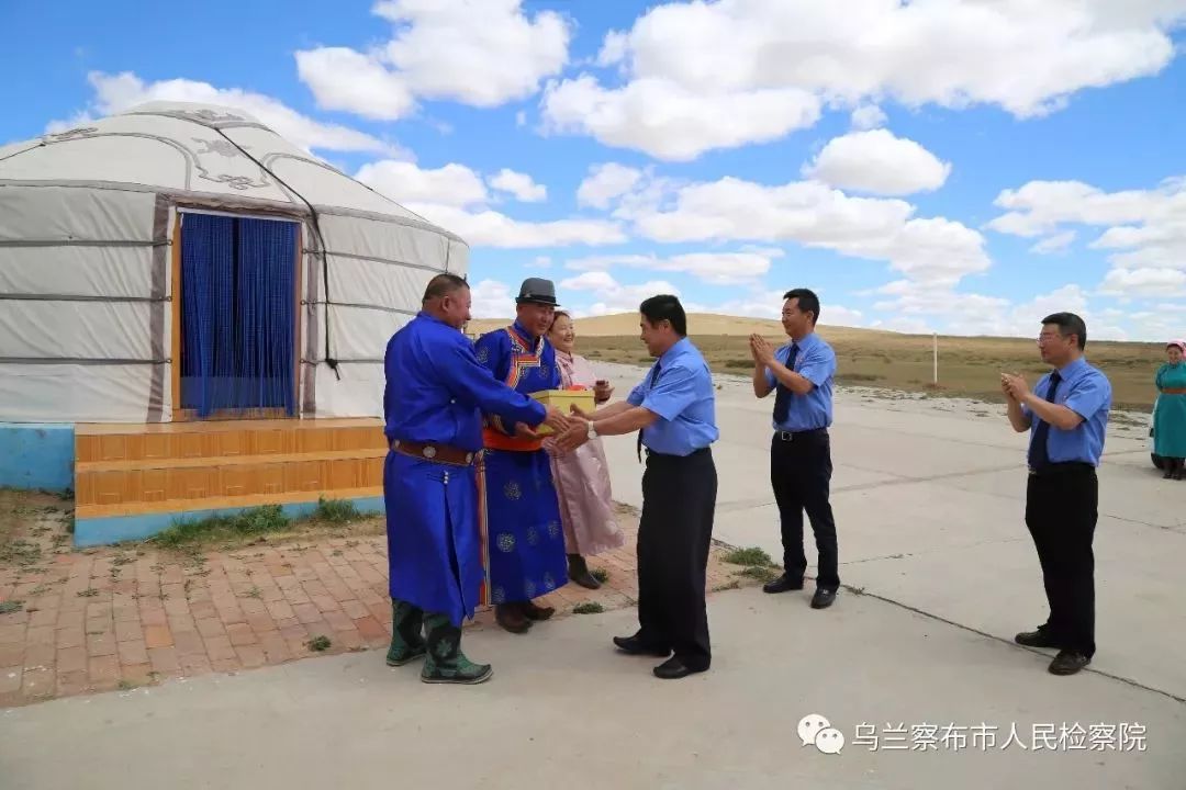 书香进草原乌兰察布市检察机关开展《普法宣传教育丛书（蒙古文）》送基层活动