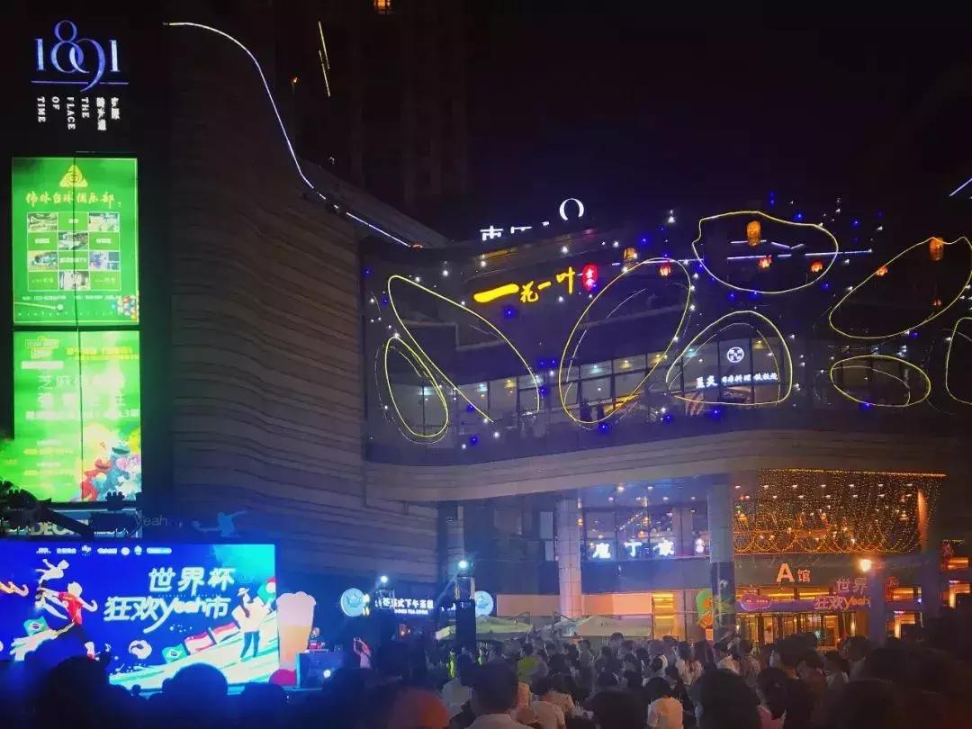 又凉凉？不如来喷泉踢球湿身凉凉！