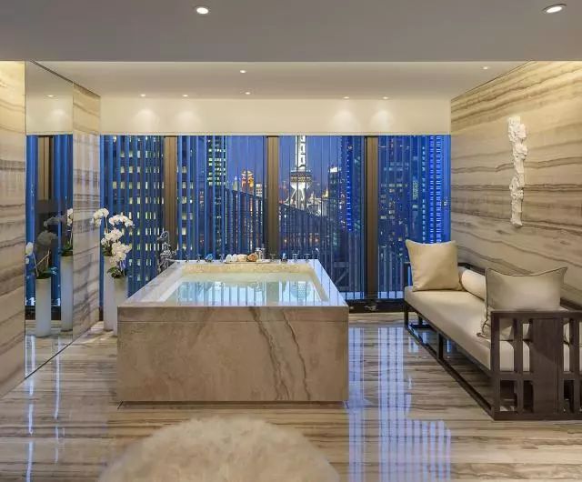 酒店躺着看足球赛视频,躺着看滕王阁的酒店