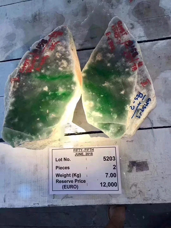 帝王绿翡翠，人人口耳相传，或许只有在缅甸翡翠公盘才能见得到吧