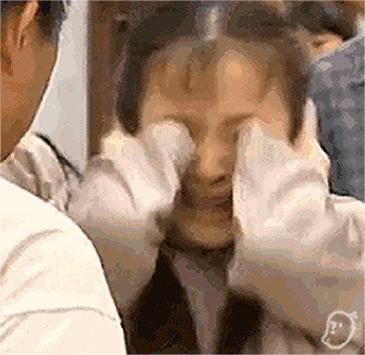 女大学生深夜连玩4小时手机头痛发烧精神失常丨今晚早点睡！