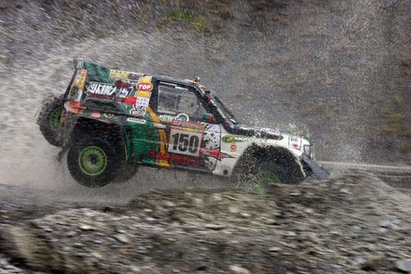 汽车水中漫步,汽车涉水如何驾驶