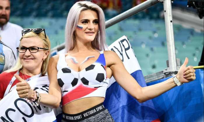 女球迷看c罗身材,c罗偷瞄看台女球迷