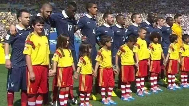 涨姿势：为什么足球比赛开场时，球员都要牵着一个小孩入场