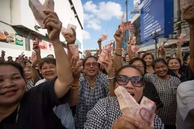 泰国总理英拉惊艳的照片,世界华人女总统