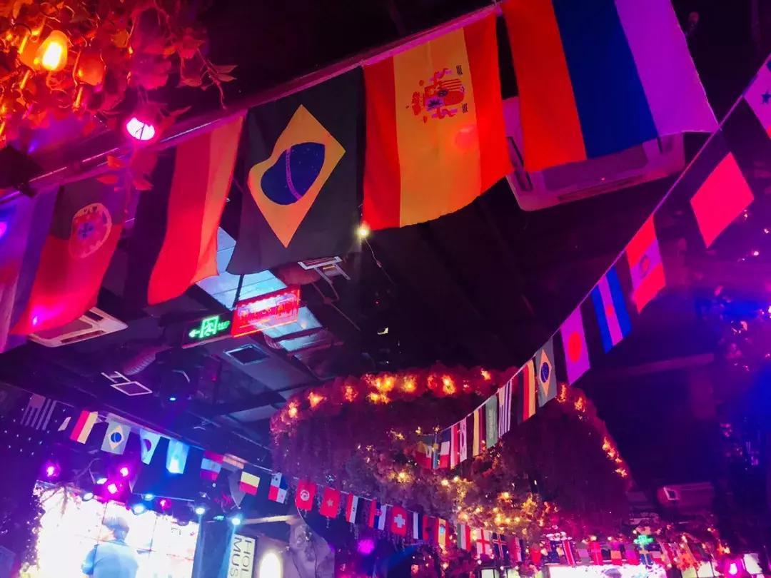 内马尔巴黎看球,内马尔17-18赛季球衣签名