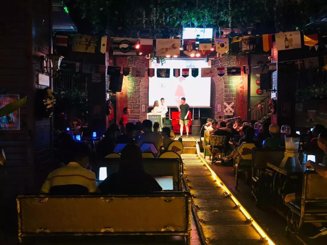 内马尔巴黎看球,内马尔17-18赛季球衣签名