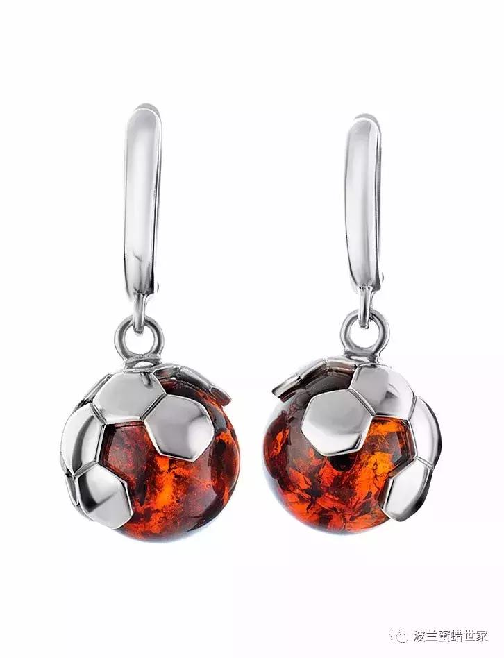 趁着世界杯，俄罗斯又做了一波琥珀的广告，诚意创意满分666