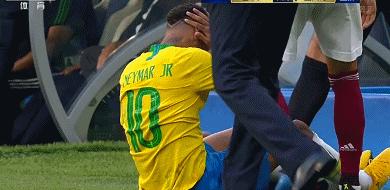 世界杯再现争议，墨西哥球员恶意踩踏内马尔逃红牌！