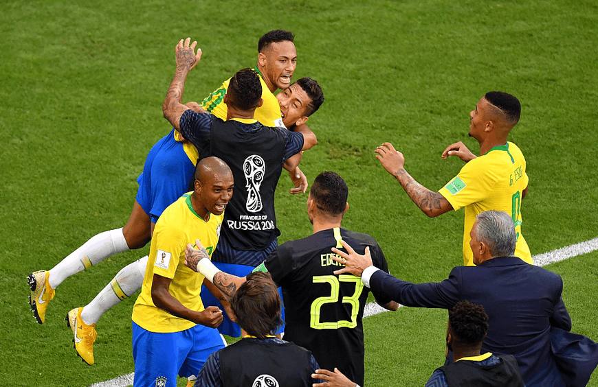 内马尔脚踝90度扭曲裁判判罚,内马尔在球场被踢