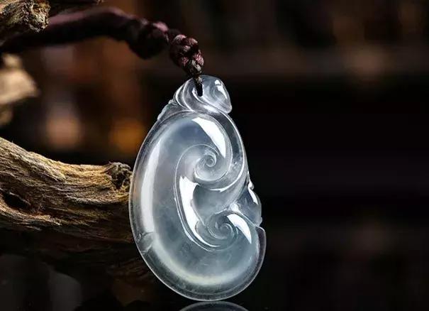 戴翡翠手镯搭配什么饰品,翡翠首饰如何搭配更显美丽与年轻