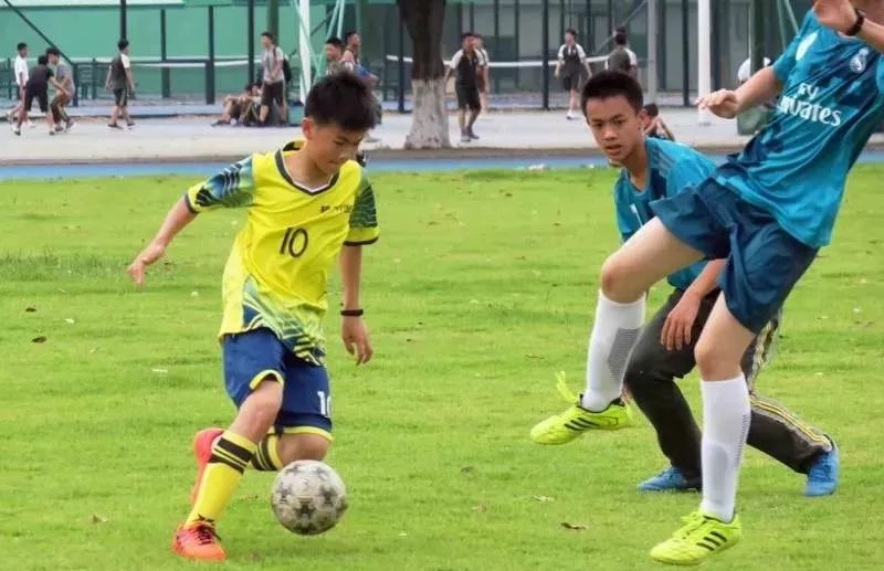 松山湖两名足球小将亮相世界杯,与内马尔、厄齐尔等球星面对面!