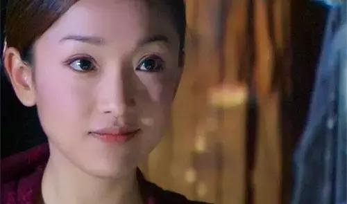 46岁周迅穿露肩装现身,周迅素颜亮相穿着休闲