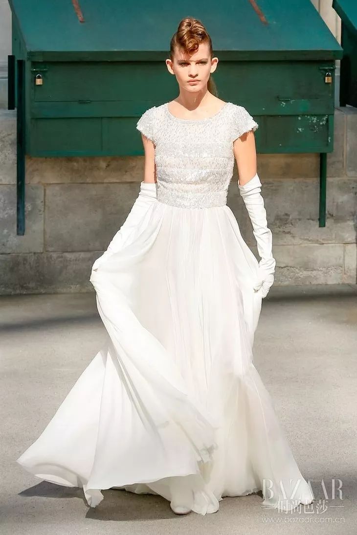 塞纳河倒映着埃菲尔铁塔,香奈儿的绝美高定