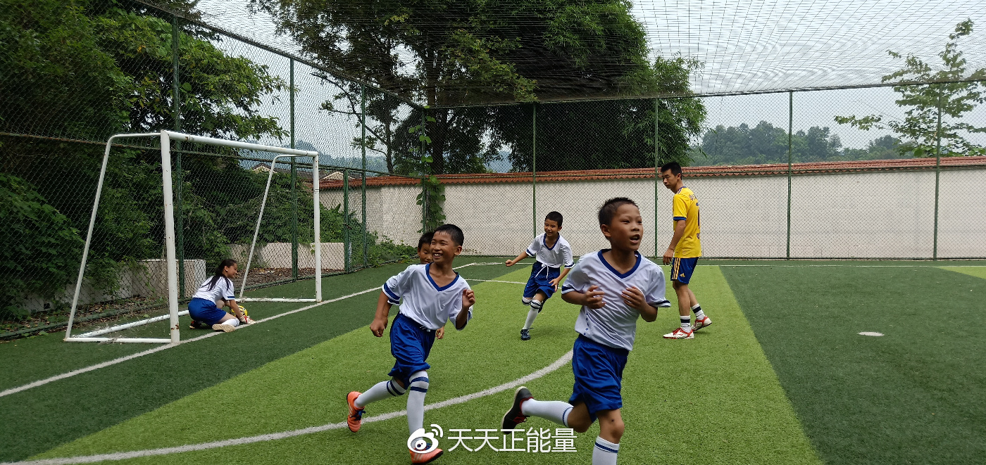 我们办了一场“乡村世界杯”,孩子们赛场上都铆足了劲