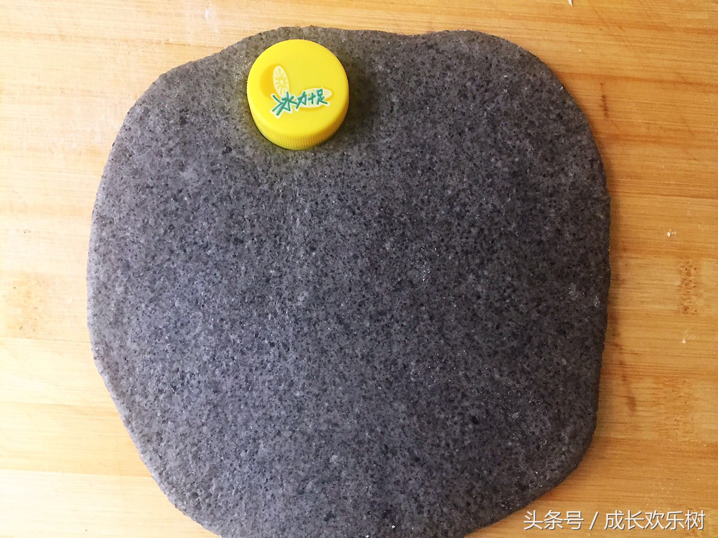 爸爸看世界杯宝宝趴床边,老爸看足球世界杯