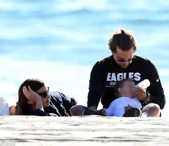 想不到总裁C罗输给了这个男人！其交往5年的超模女友被他拿下了