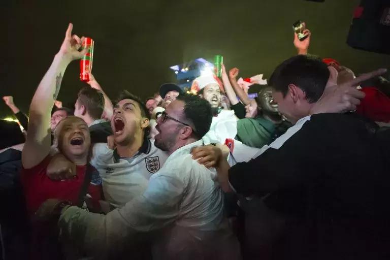 大街一个人都没有，赢球后……世界杯中的英国，有点诡异啊……