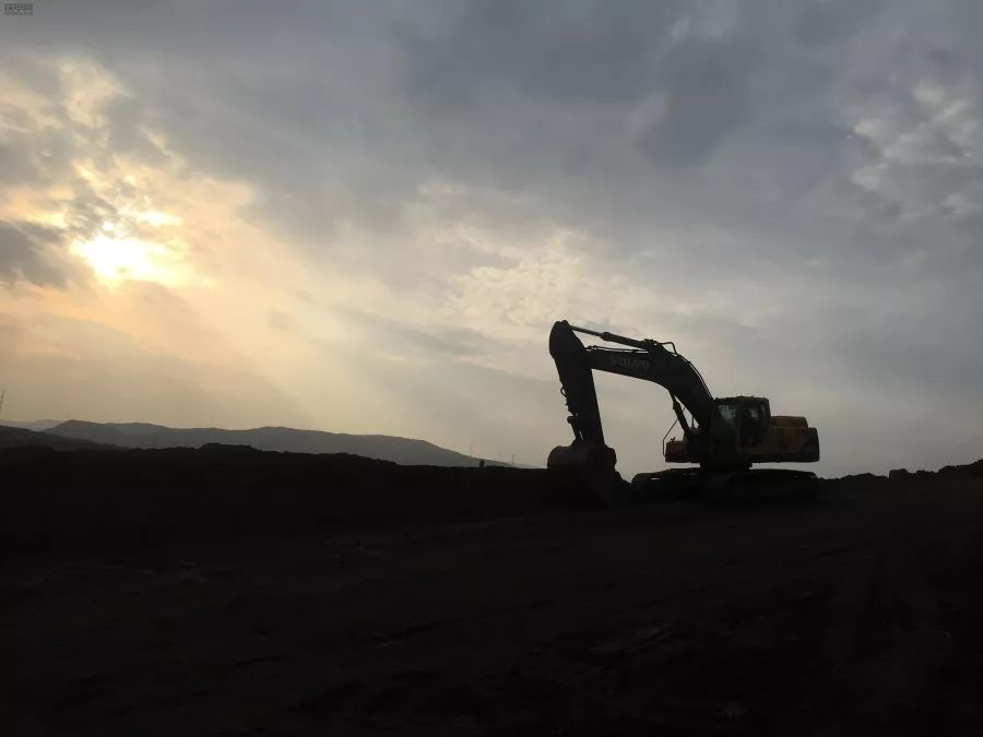 真“机”不怕火炼，李波驾驶沃尔沃挖机与死神擦肩而过