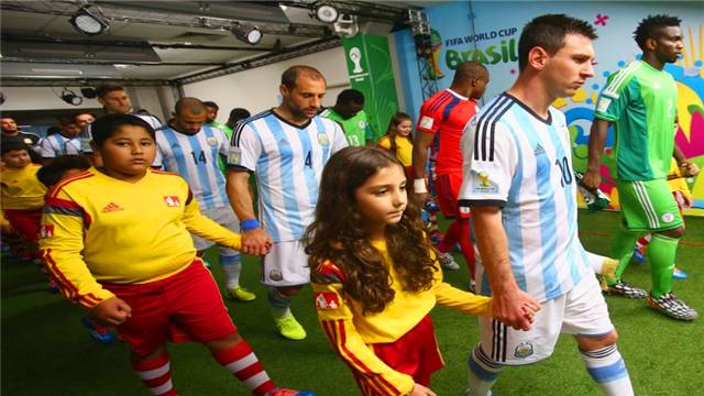 足球运动员为什么带一个小孩进场,足球运动员进场为什么带个小孩子