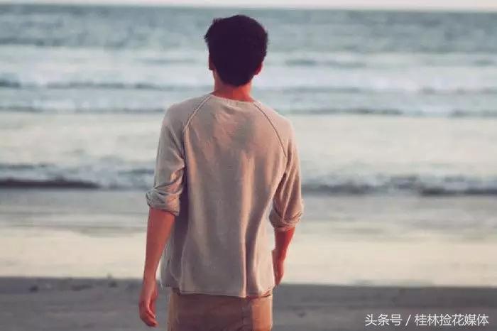 月薪三万女朋友让我买2万的包,男朋友给我买了三万块钱的包包