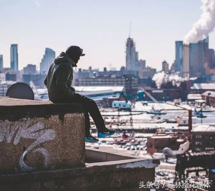 月薪三万女朋友让我买2万的包,男朋友给我买了三万块钱的包包