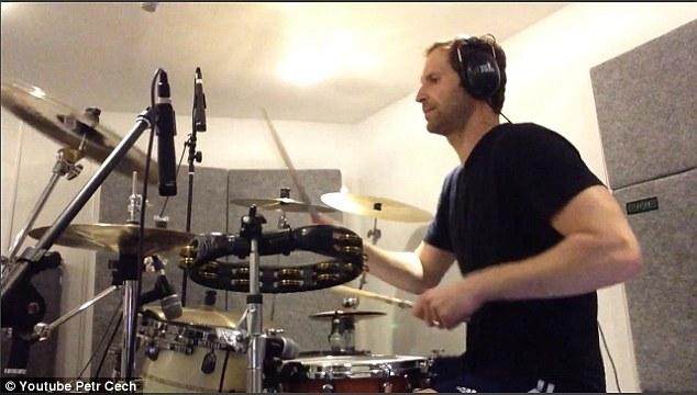 踢球和乐器两不误，足球界的音乐家们有多疯狂！