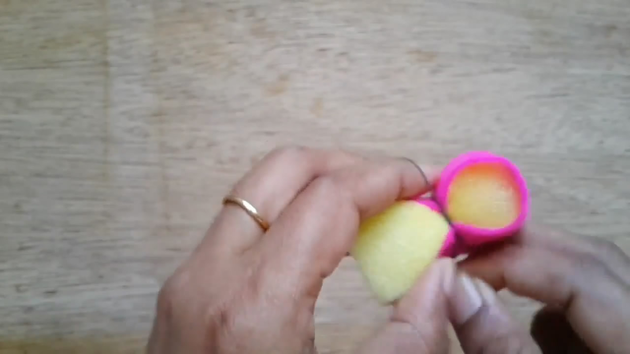 制作简单的海绵宝宝娃娃,用海绵纸给娃娃做鞋子