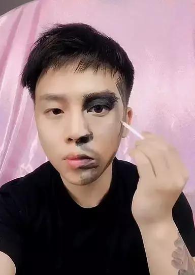 为了哄女老板，95后小伙仿妆梅西，画上胡须后神还原！