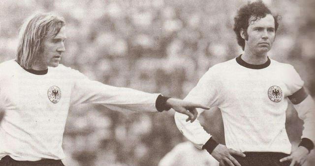 足球界梅西和c罗哪个更厉害,历史十大球员中梅西c罗排第几