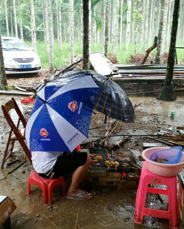 下雨时那些奇葩装扮,下雨天的奇葩出行