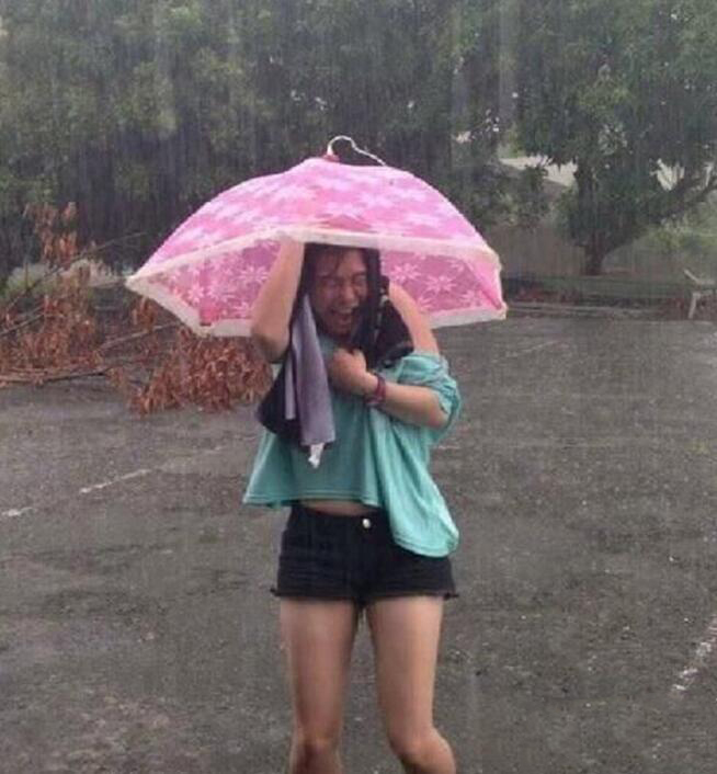 下雨时那些奇葩装扮,下雨天的奇葩出行