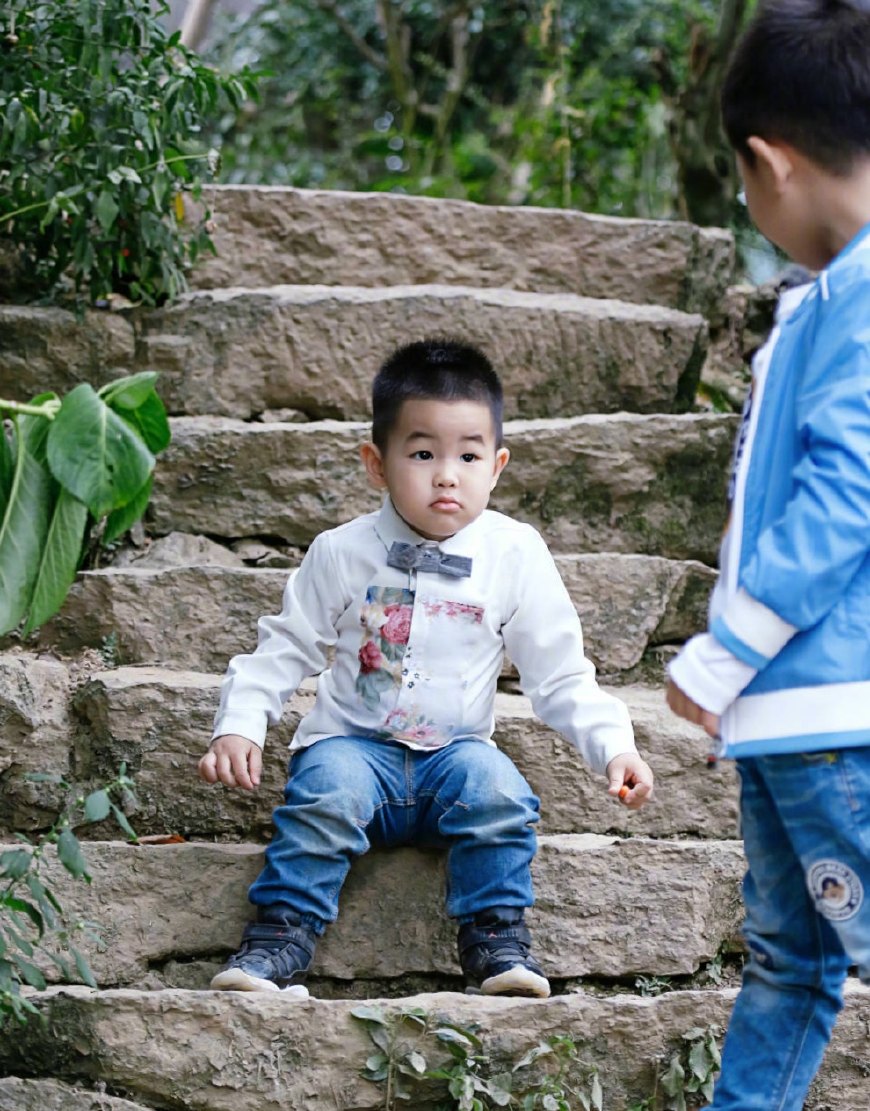 胡可和安吉在台上表演,胡可为安吉庆生安吉玩水不亦乐乎