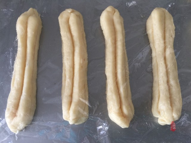 正宗酥香小油条,小油条香酥蓬松的做法用膨松剂