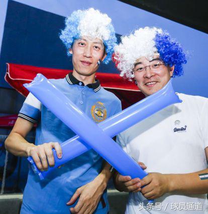 “兄弟，请问汉森贝壳球场怎么走？”