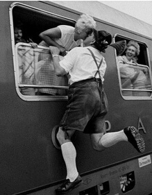 疯狂接吻日!在亲吻区可狂吻陌生人!小心对象被别人抱在怀里!