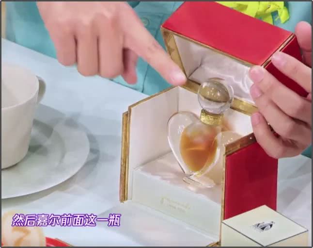 戚薇4000万的香水是怎样的 (戚薇一瓶香水抵北京一套别墅)