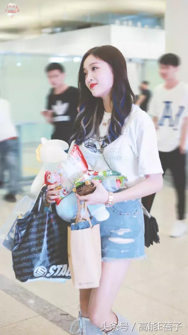 吴宣仪海南甜美穿搭,不知道怎么搭配时尚让小姐姐教你