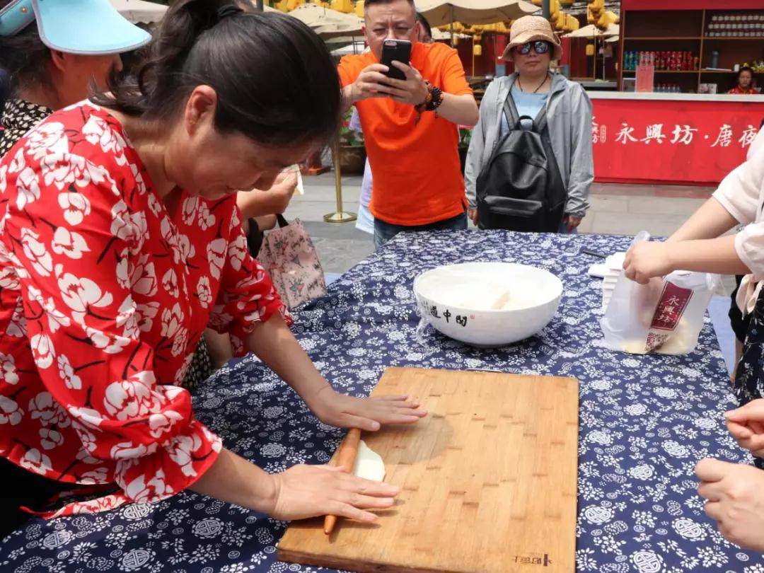 小暑节气千余人共写biang字永兴坊让传统文化更有面儿