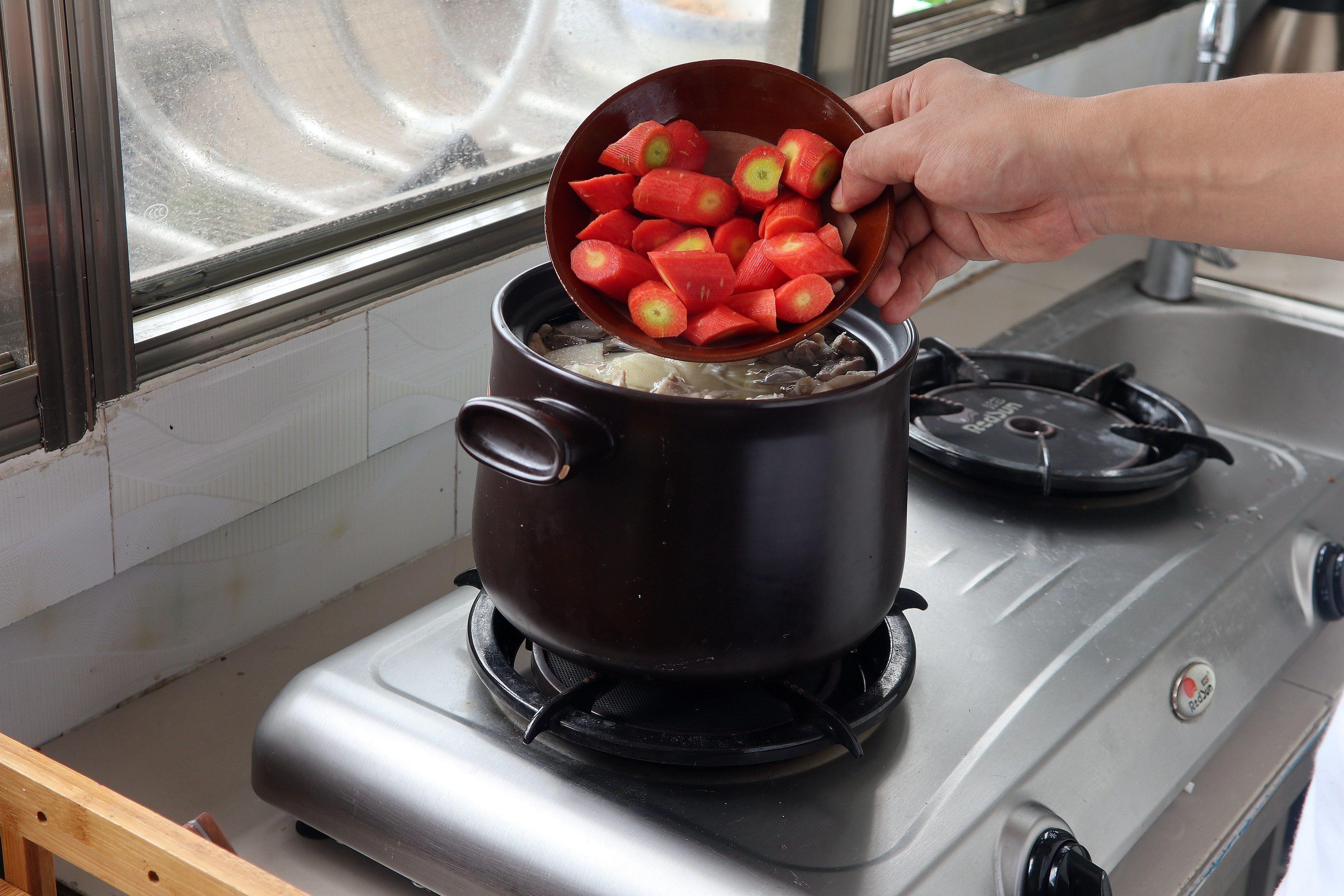 婴儿咳嗽妈妈吃什么有帮助,雪梨猪肺汤止咳化痰小孩